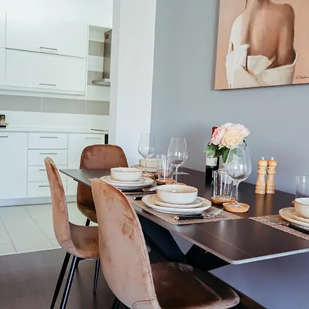 Stylish 2 Bedroom - Tourist Area Collection *
